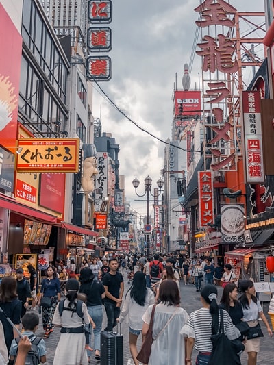 人们走在建筑物之间的道路上
